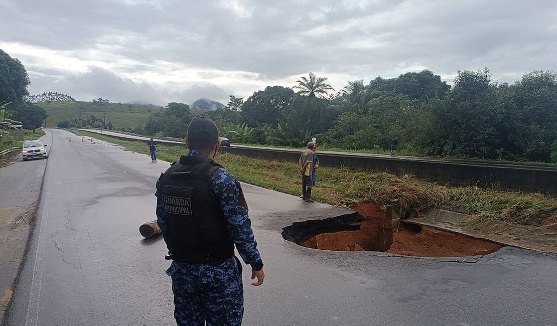 Força da chuva abre cratera em trecho da BR 101, em Joaquim Gomes