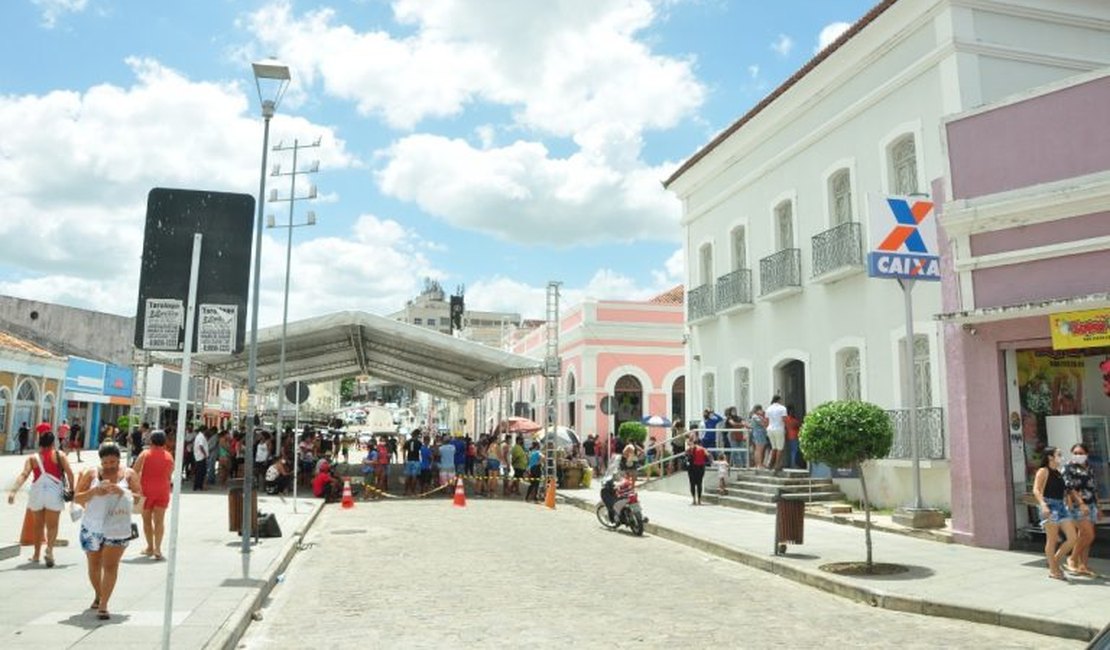 Prefeitura de Penedo instala tendas em frente a agência da Caixa e casa lotérica do Centro Histórico