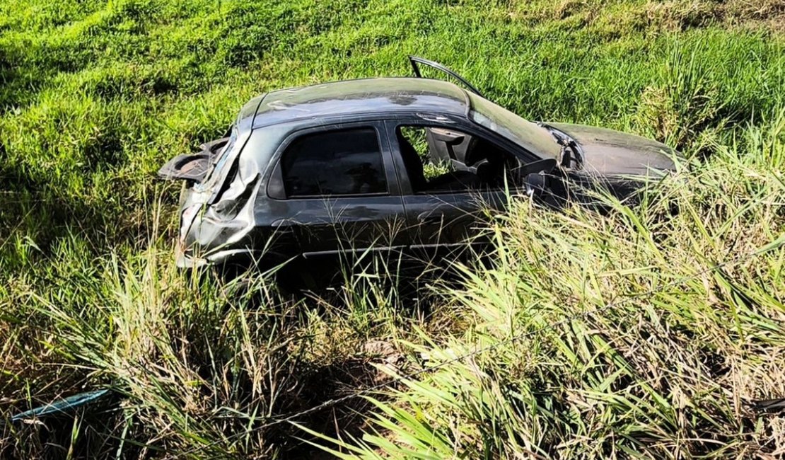 Motorista perde controle de carro e cai em ribanceira no interior de Alagoas