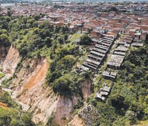 Cratera na Ladeira do Catolé ameaça engolir rodovia entre Maceió e Satuba e parte de bairro da capital alagoana