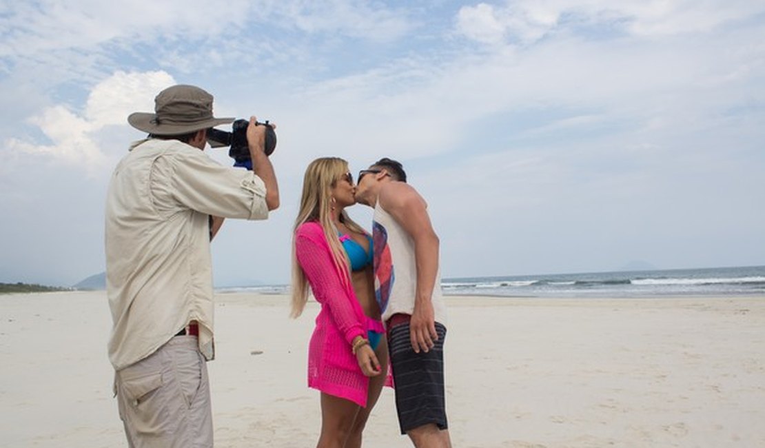 Geisy Arruda filma clipe com cantor sertanejo: 'rolou até selinho'