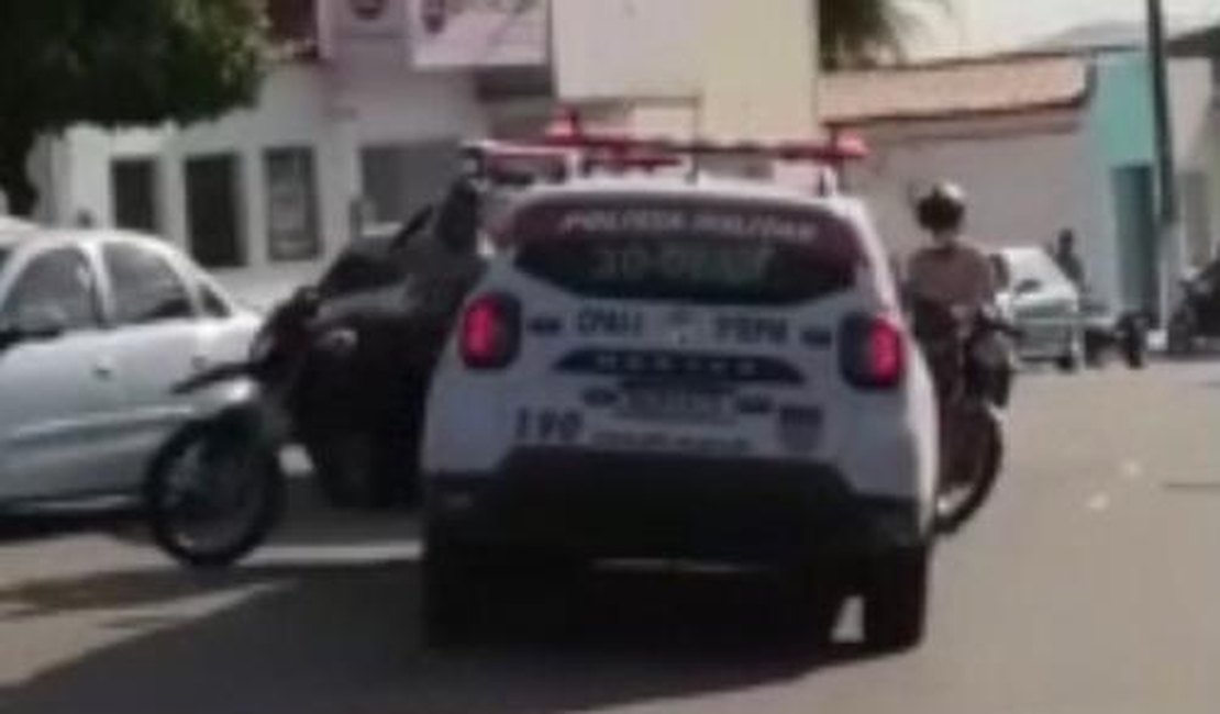 Vídeo. Capturado homem que colidiu com viatura e empinou moto para zombar da PM, em Piranhas