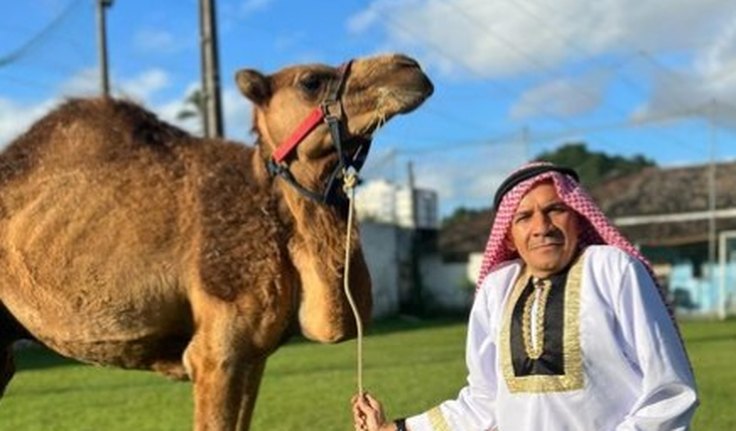 Candidato a deputado federal expõe dromedário em praça de Maceió