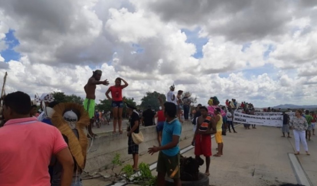 Índios bloqueiam divisa de AL com SE em protesto contra a municipalização da saúde indígena