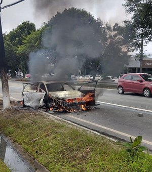 Vídeo: Indignados com morte de mototaxista atingido por carro em Maceió, populares ateiam fogo no veículo