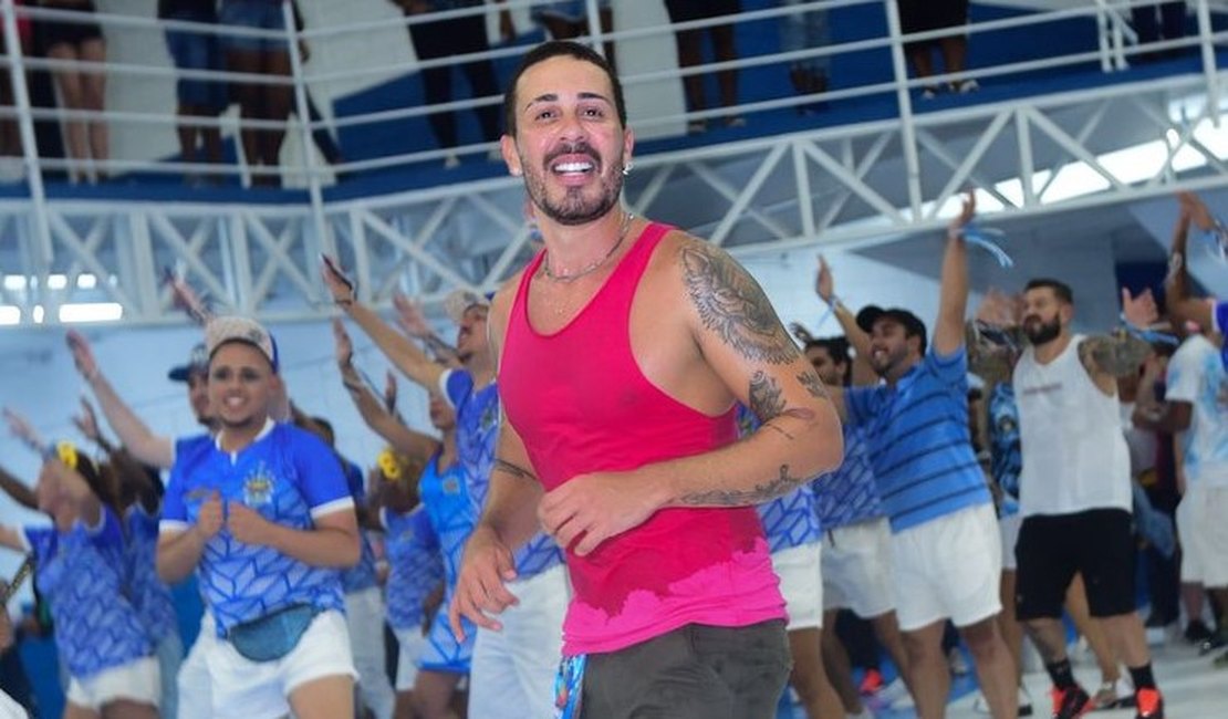 Homenageado, Carlinhos Maia participa de ensaio de escola de samba em São Paulo