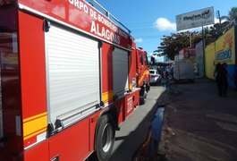 Caminhão com carga de biscoitos tomba após colisão na BR-101