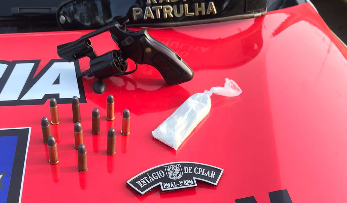 Homem é preso após polícia encontrar arma de fogo, munições e cocaína com ele em Arapiraca