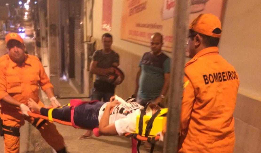 Carro bate em motocicleta e casal fica ferido no Centro de Arapiraca