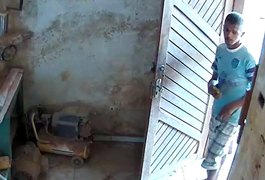 Câmera de segurança flagra furto em loja de portas, em Arapiraca; Assista