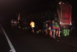 Após incêndio, carga de cerveja transportada por semirreboque é saqueada no Interior de Alagoas