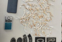 PM encontra mais de 500 pedras de crack no telhado de residência e prende dupla em Arapiraca