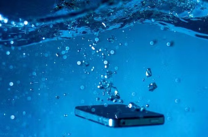 Nada de arroz: saiba o que fazer se o celular cair na água