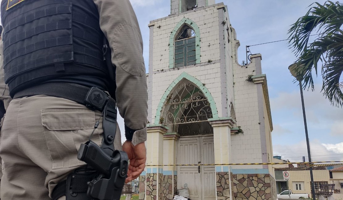Morador de rua é morto a pauladas na porta de igreja em Arapiraca