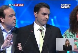 Flavio Bolsonaro pode ter sido envenenado em debate