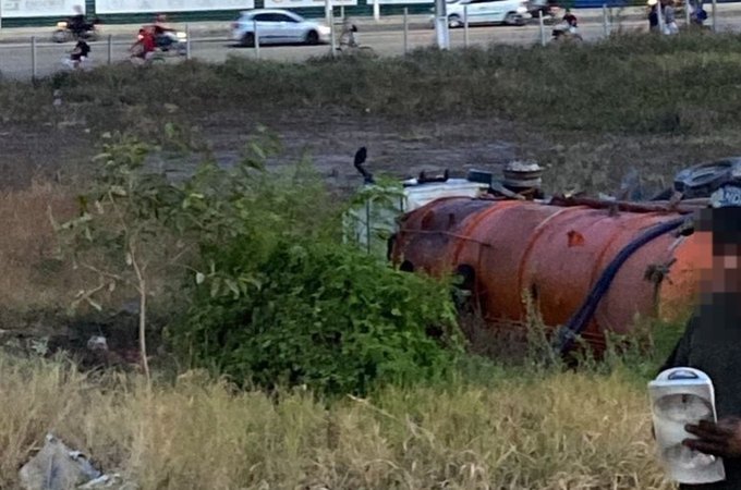 Caminhão despenca de ribanceira de cinco metros, no Litoral Norte de Maceió