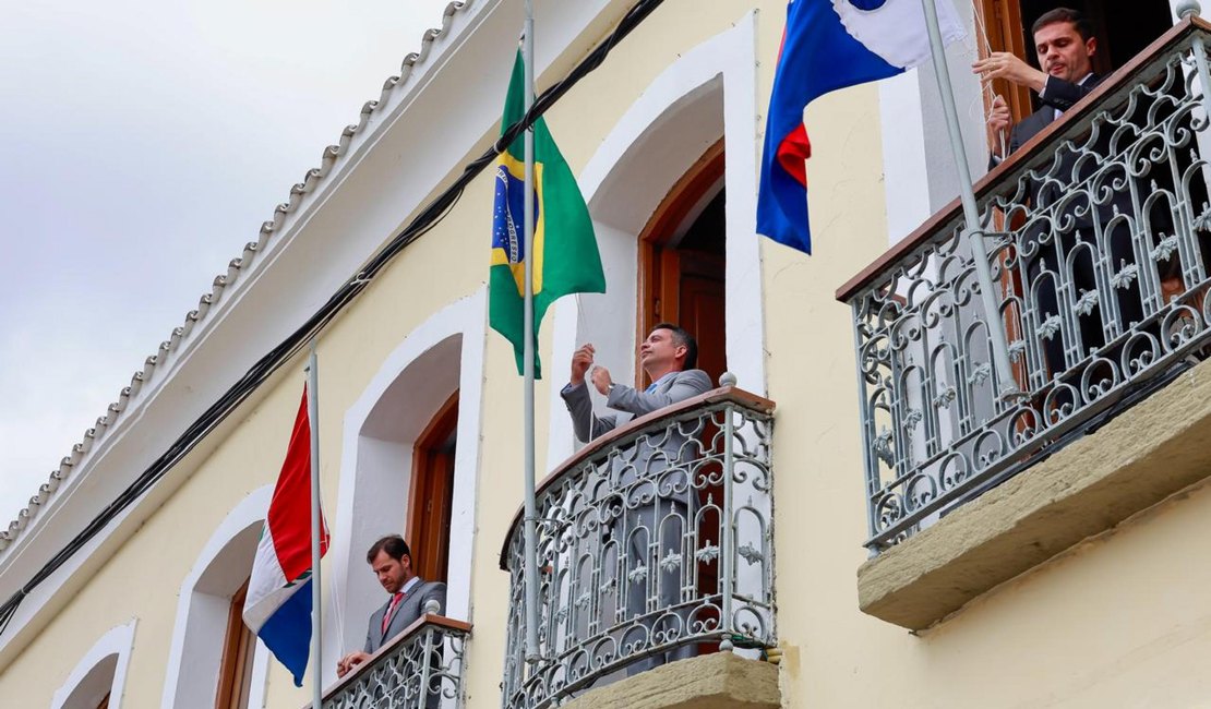 Governador celebra Proclamação da República e assina convênio para construção de unidades habitacionais