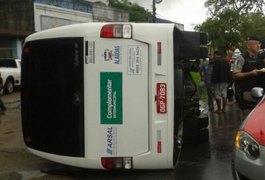 Mulher morre esmagada após micro-ônibus tombar na BR 104