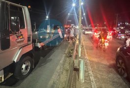 Acidente entre carro-forte, moto e caminhão-guincho deixa uma pessoa ferida na AL-220, em frente ao shopping