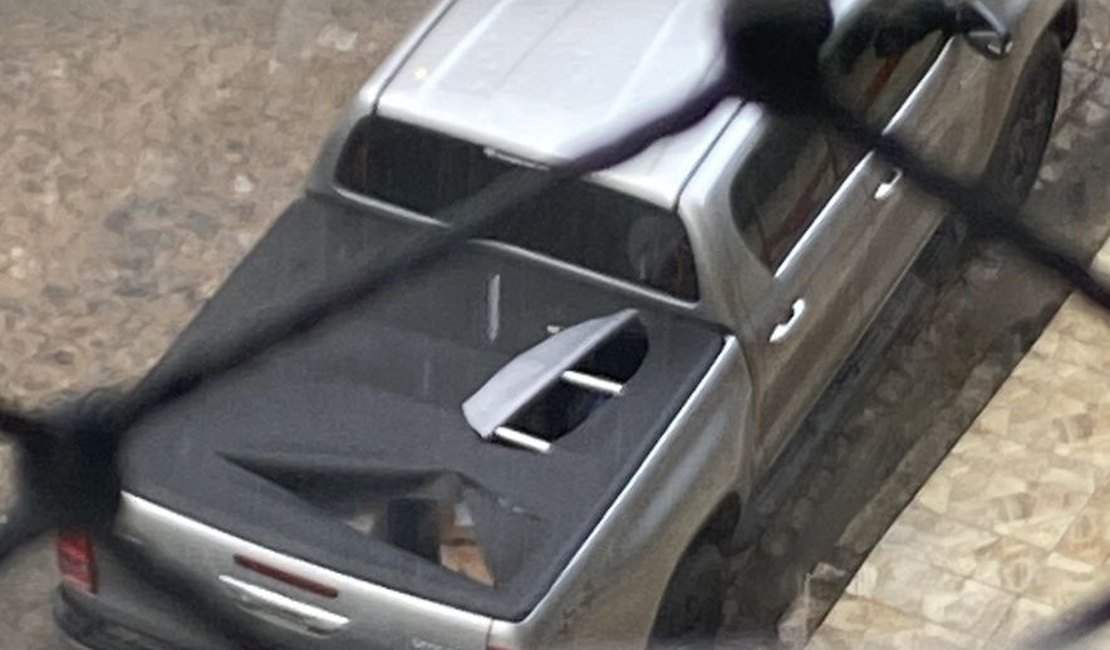 Vídeo. ﻿Dupla criminosa corta capota de carro e furta objetos de veterinário, em Maceió