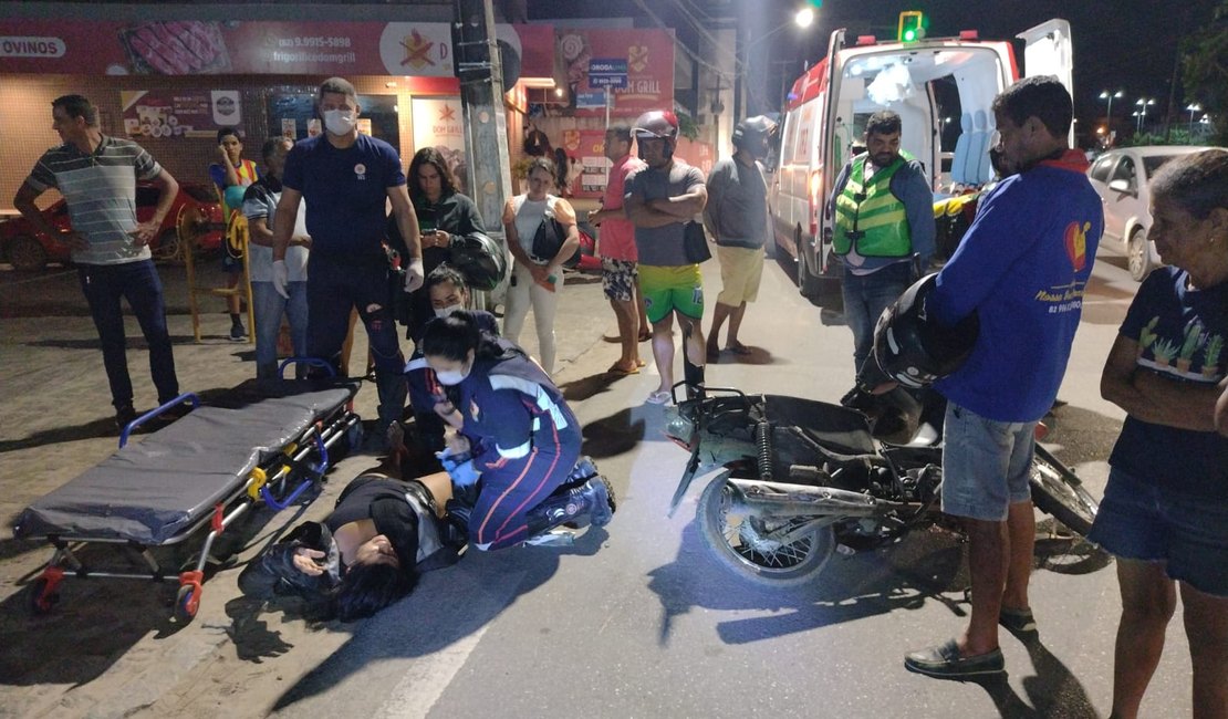 Colisão envolvendo veículo de passeio e ciclomotor deixa duas mulheres feridas, em Arapiraca