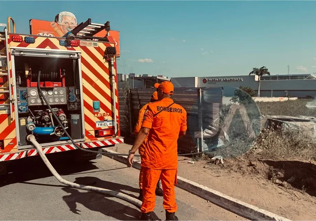 Carro perde controle ao tentar evitar colisão, atinge estrutura de alumínio e pega fogo, em Arapiraca