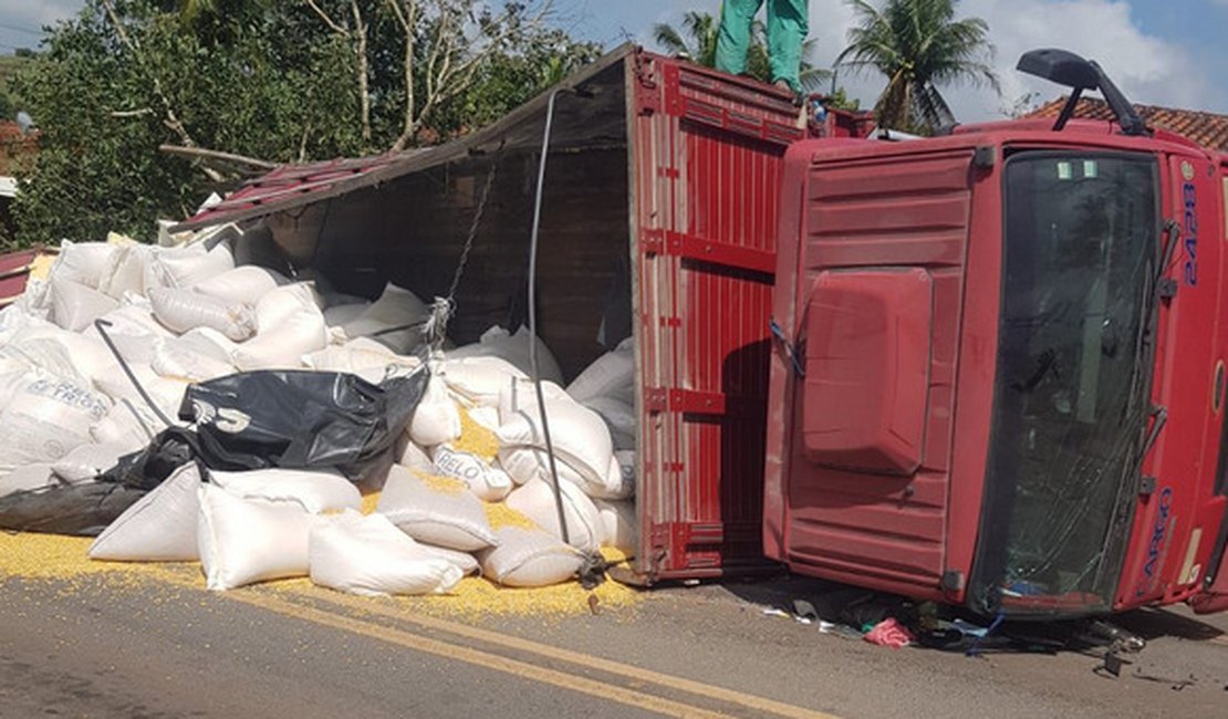 Caminhão carregado com sacos de ração tomba na zona rural de Taquarana