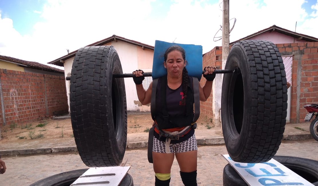Vídeo. Mulher mais forte de Alagoas se prepara para puxar ônibus de 10 toneladas em Arapiraca