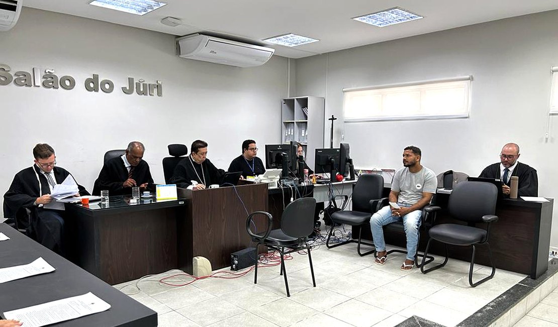 Homem é condenado a mais de 20 anos de prisão por assassinar marido da cunhada e feri-la com pauladas em Alagoas