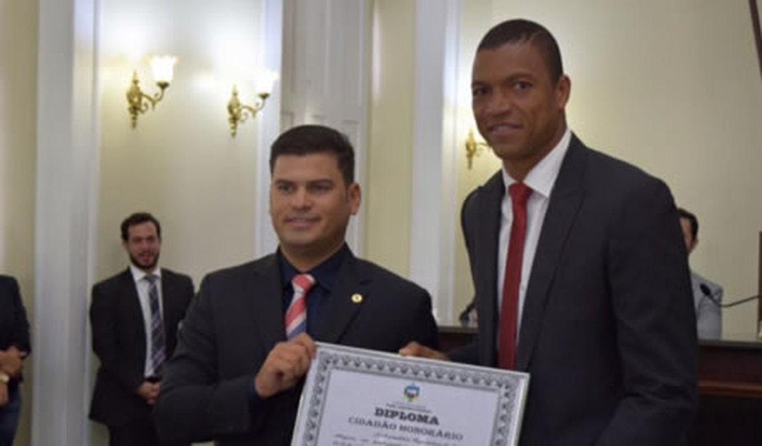 Parlamento alagoano realiza homenagens ao goleiro Dida