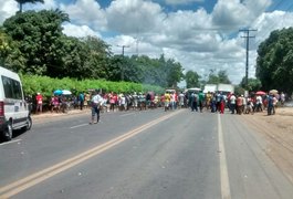 Moradores sem energia há uma semana bloqueiam AL 220 na Usina Porto Rico