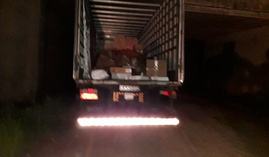 Polícia recupera caminhão abandonado às margens de rodovia, em AL