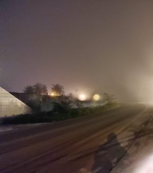 Forte neblina é registrada em Arapiraca durante a noite desta segunda-feira (30)