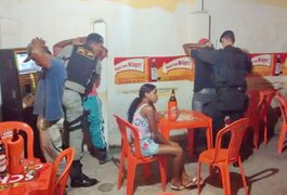 Em operação, PM realiza abordagens em bares em São Sebastião e Teotônio Vilela