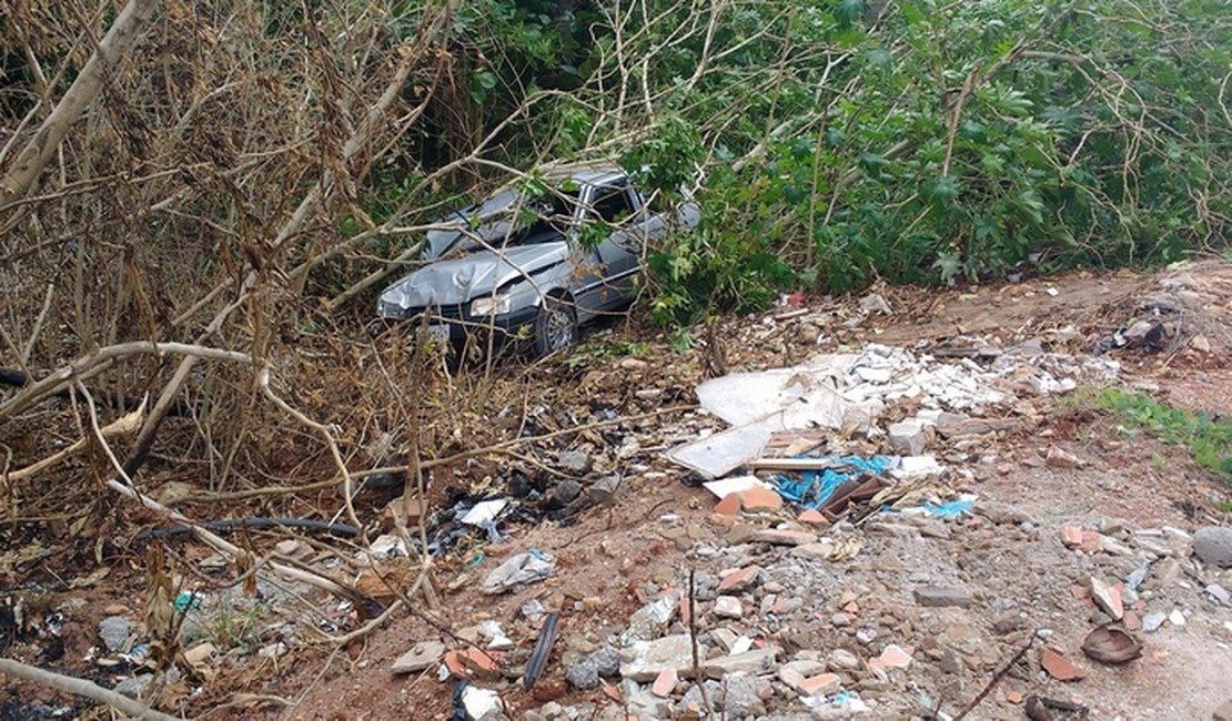 Carro cai em ribanceira após motorista perder controle na curva, em Arapiraca