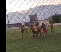 Vídeo. Partida de futebol amador termina em pancadaria no bairro Planalto, em Arapiraca