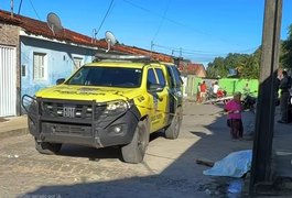 Homem é morto a tiros e encontrado debaixo de veículo em São Sebastião