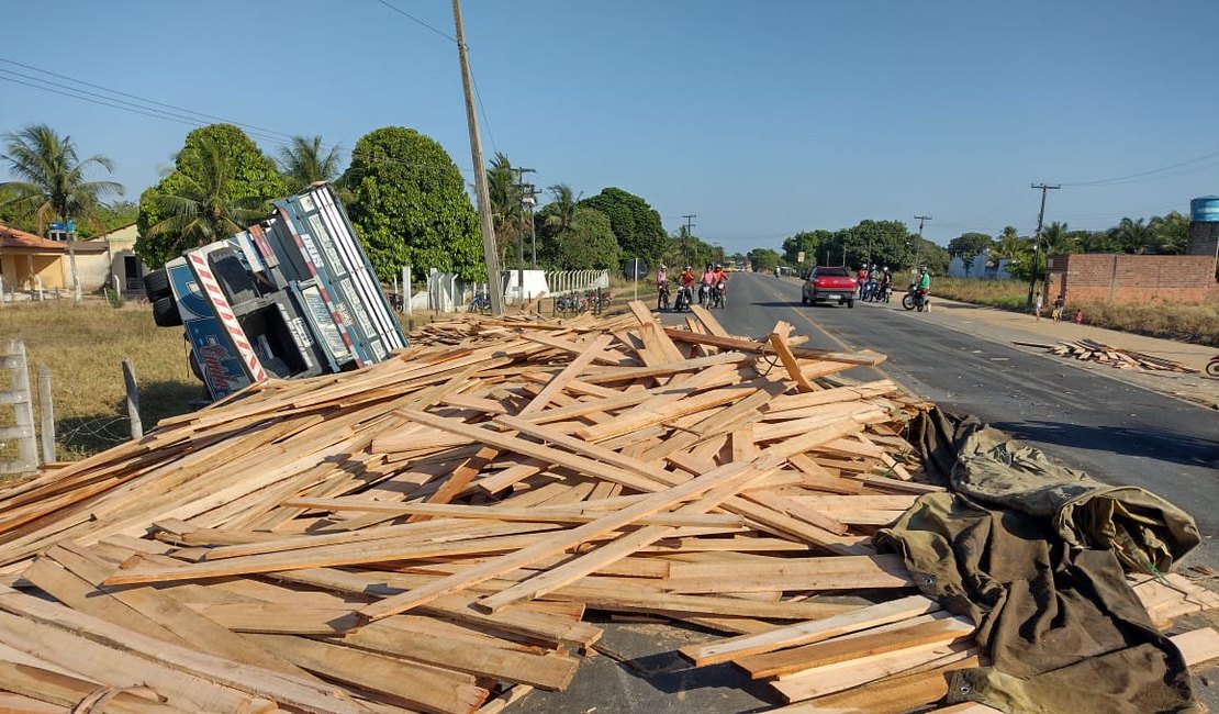 VÍDEO. Caminhão carregado com madeira tomba na rodovia AL-110, em Arapiraca, e deixa trecho interditado