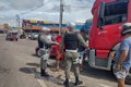 Motorista de caçamba perde controle de veículo e bate em carro em rodovia de Arapiraca
