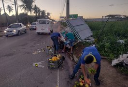 Motorista perde controle e bate em carrinho de frutas em via de Arapiraca