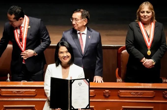 Fujimori assume o poder no Peru
