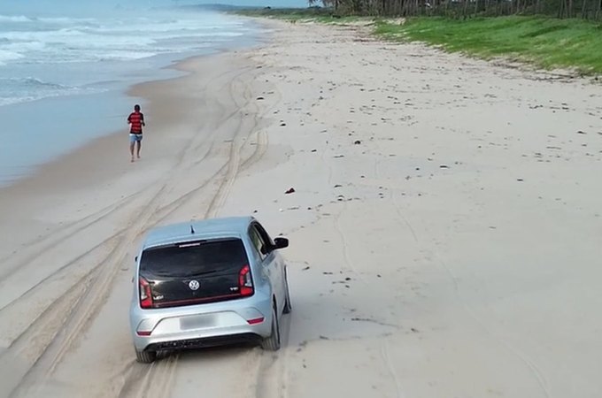 Motorista flagrado com carro na faixa de areia da Praia do Francês recebe multa de R$ 15 mil