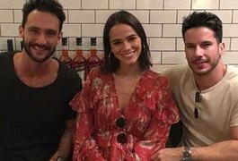 Bruna Marquezine se reúne com decoradores em Paris