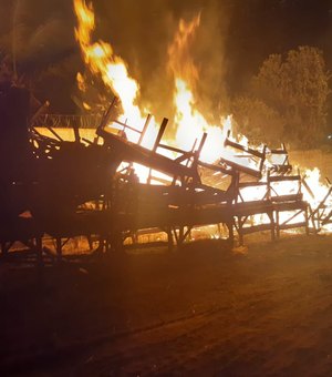 Vídeo. Incêndio destrói bancas de feira em Campo Alegre