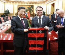 Em visita à China, Bolsonaro presenteia Xi Jinping com agasalho do Flamengo