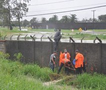 Ufal abre muro para escoar águas do Sistema Penitenciário