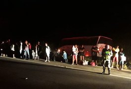 Motorista perde controle de ônibus e para em canavial, na AL-220