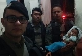PMs encontram mulher desmaiada devido ao álcool e alimentam bebê de 7 meses