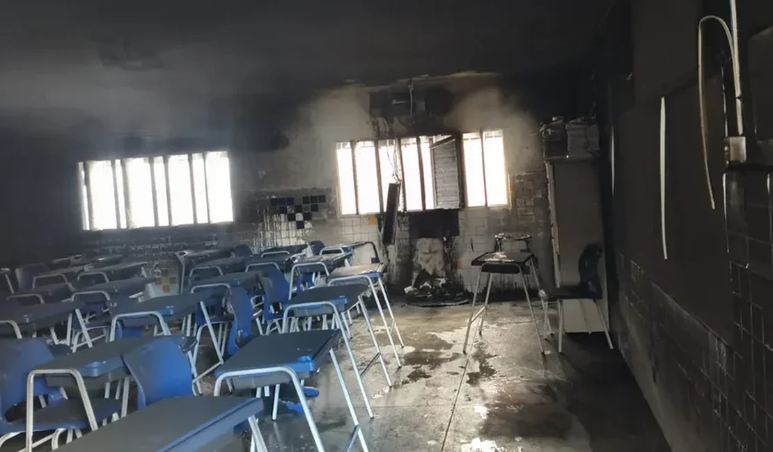 Direção de escola em Arapiraca informa sobre suspensão de aulas após incêndio em sala
