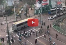 Torcedor é espancado em briga entre torcidas em Curitiba; veja o vídeo